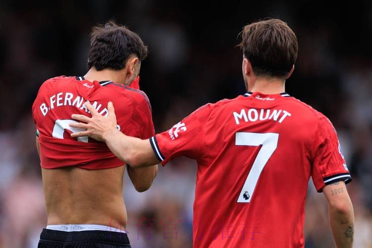 B费直塞助攻 姆伯莫单刀低射破门 B费直塞助攻 姆伯莫单刀低射破门