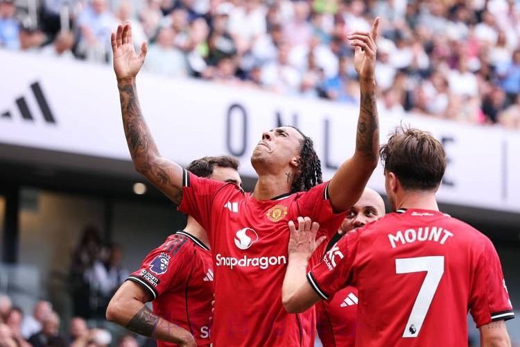 B费直塞助攻 姆伯莫单刀低射破门 B费直塞助攻 姆伯莫单刀低射破门